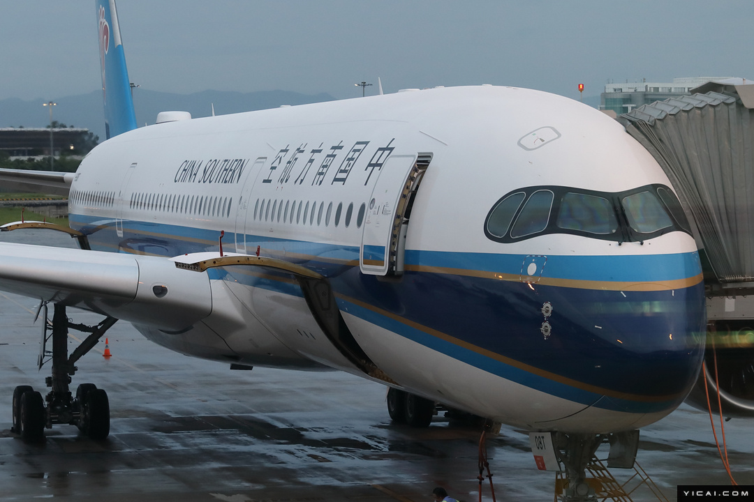 南航首架空客a350机身编号为b-308t,属于三舱布局,包括28席公务舱,24